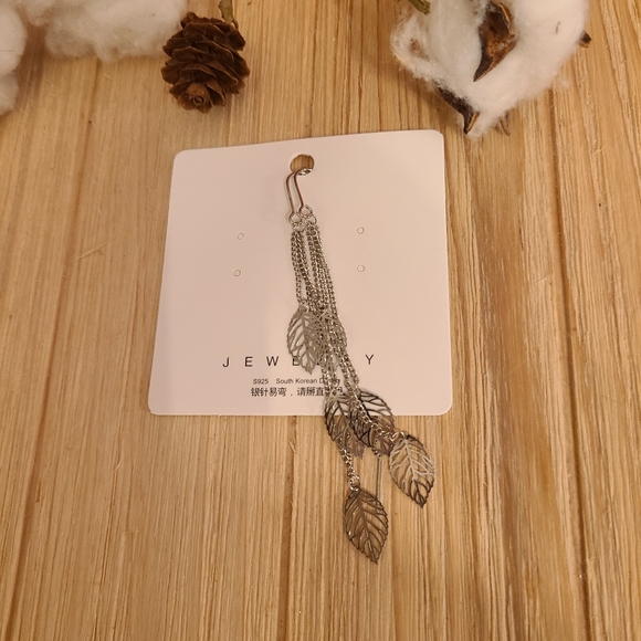 🍃🍃NEW🍃🍃Gorgeous Threaded Leaf Dangle Earrings in SILVER - Picture 9 of 13
